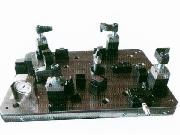 齒(chi)輪(lun)室罩(zhao)蓋(gai)液壓裌(jia)具(ju)